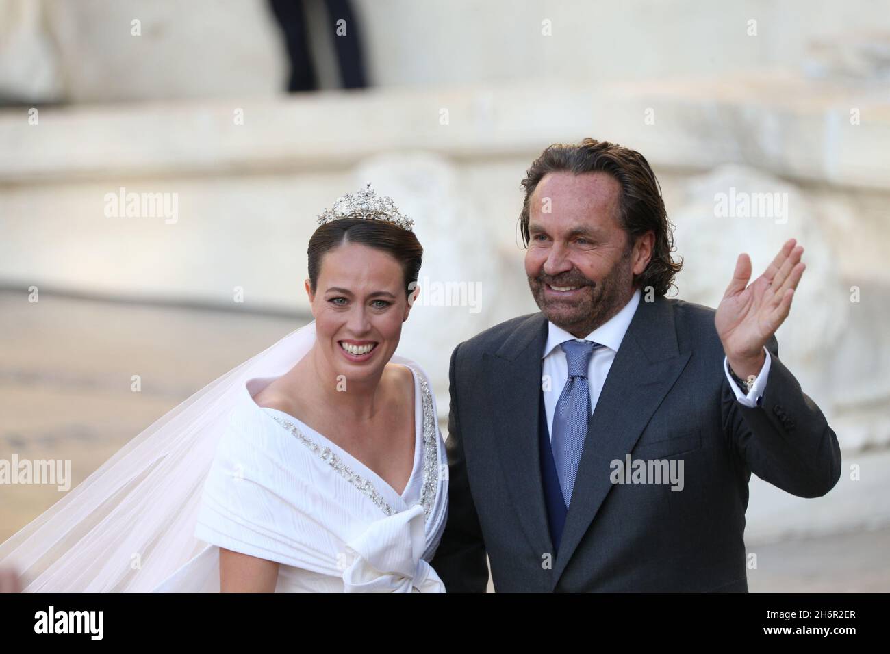Nina Flohr avec son père arrive dans l'église.Le prince Philippos de Grèce et Nina Flohr se marient à la cathédrale d'Athènes. Banque D'Images