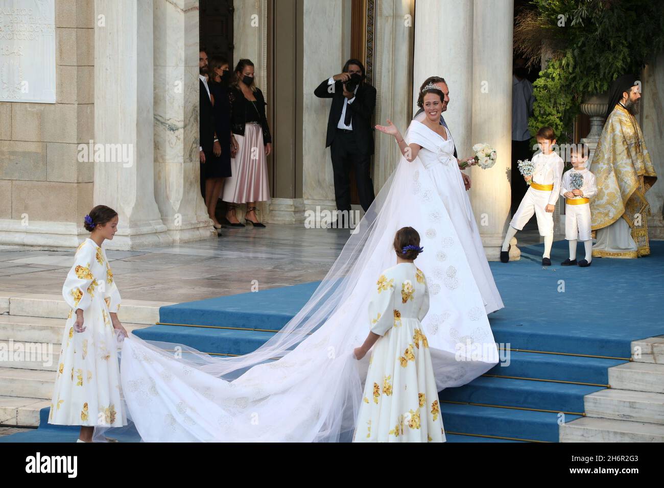 Nina Flohr avec son père arrive dans l'église.Le prince Philippos de Grèce et Nina Flohr se marient à la cathédrale d'Athènes. Banque D'Images