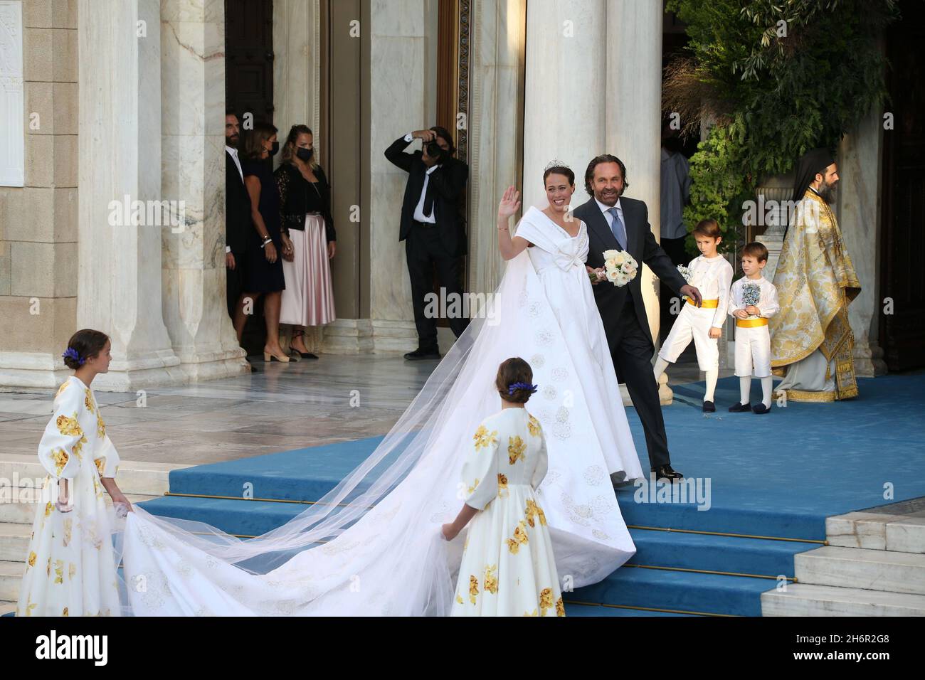 Nina Flohr avec son père arrive dans l'église.Le prince Philippos de Grèce et Nina Flohr se marient à la cathédrale d'Athènes. Banque D'Images