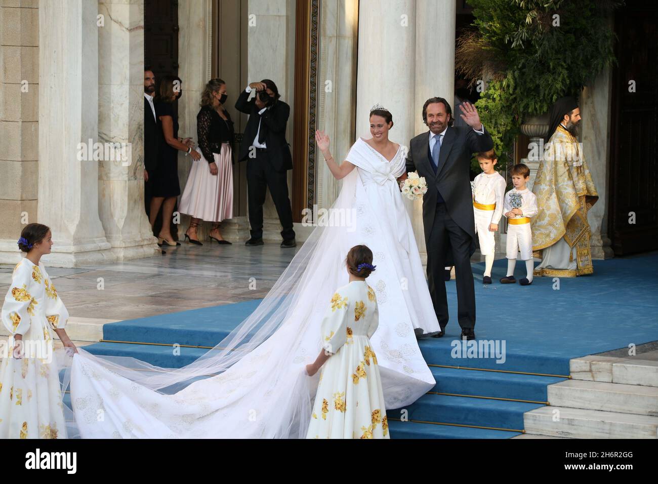 Nina Flohr avec son père arrive dans l'église.Le prince Philippos de Grèce et Nina Flohr se marient à la cathédrale d'Athènes. Banque D'Images