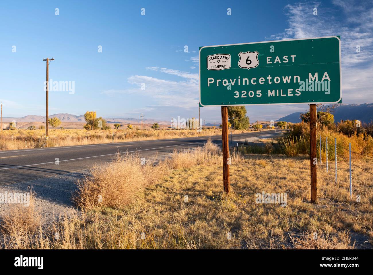 Terminus ouest de l'autoroute américaine 6 à Bishop Californie avec des panneaux pour Provincetown, terminus est de la route de la Grande Armée de la République Banque D'Images