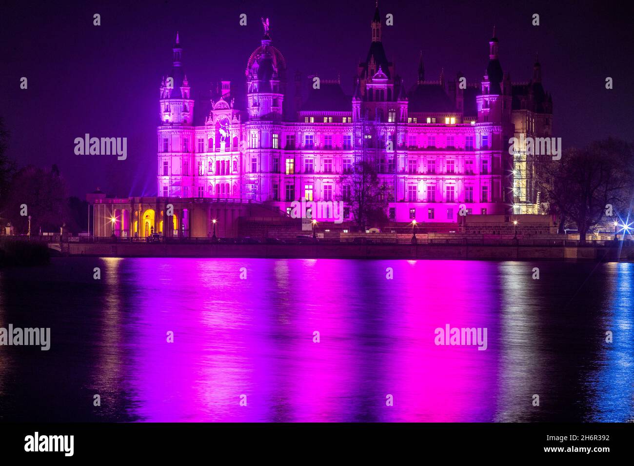 Schwerin, Allemagne.17 novembre 2021.Le château de Schwerin est illuminé de lumière violette le jour de la prématurité mondiale.(Longue exposition) le 17 novembre, la Journée mondiale de l'enfant prématuré nous rappelle les grands défis que les familles avec des bébés nés prématurément doivent relever.Credit: Jens Büttner/dpa-Zentralbild/dpa/Alay Live News Banque D'Images