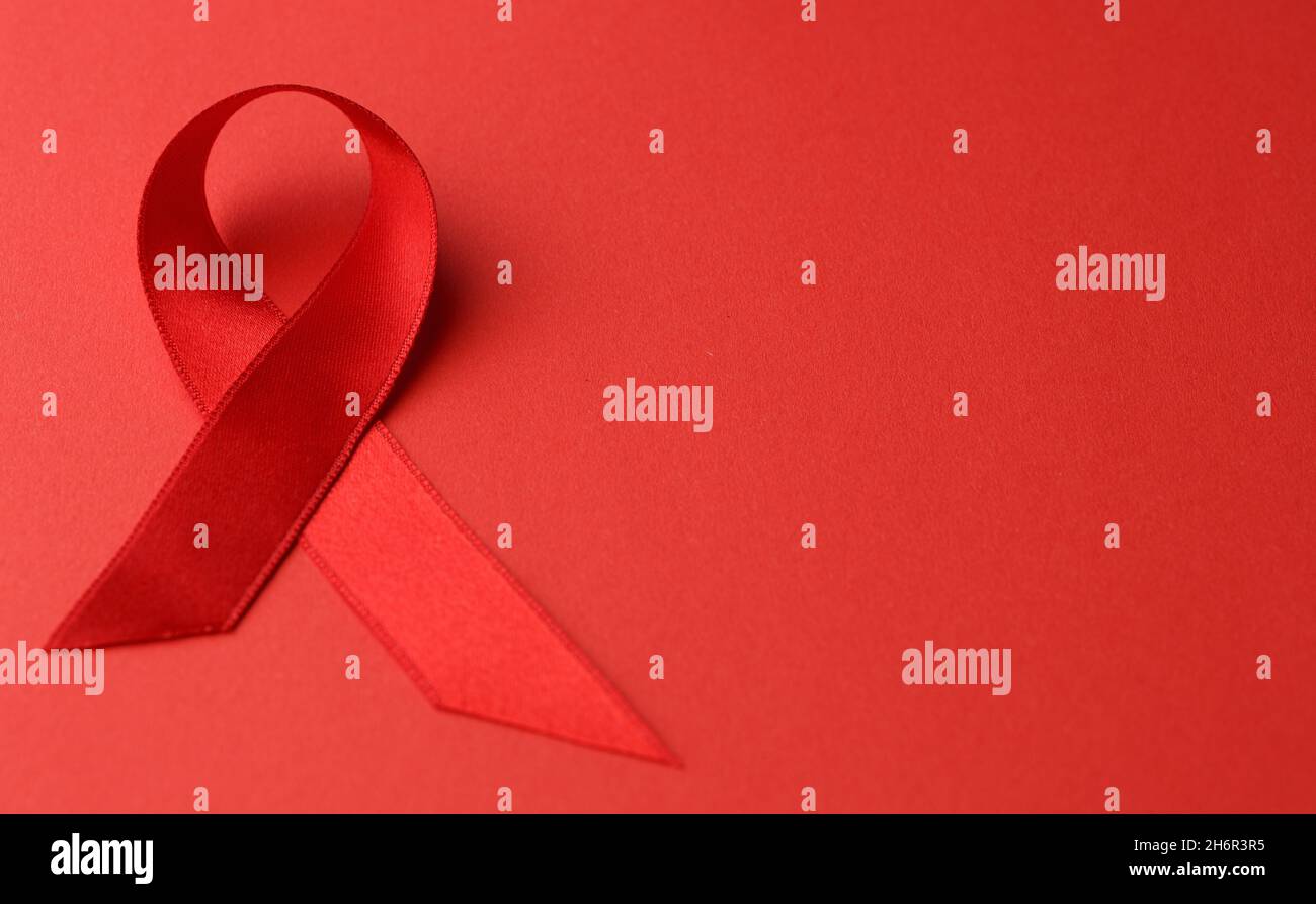 Signe de cancer ruban rouge sur la table. Banque D'Images