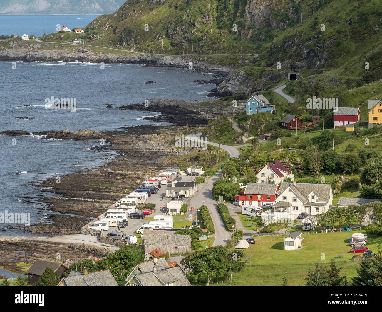 Camping-cars sur le site de camping de Goksoyr, sur la côte extérieure de l'île de Runde, sur l'île de Runde, en Norvège Banque D'Images