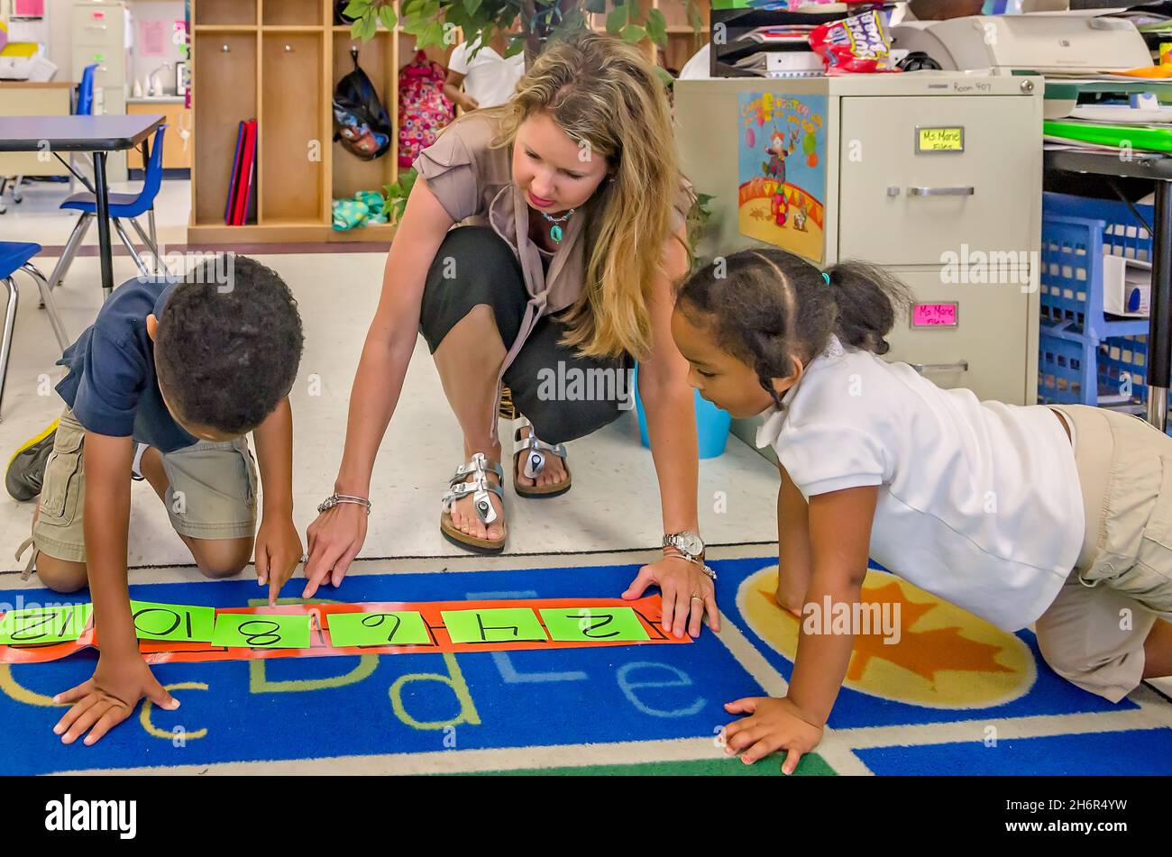 Une enseignante de pré-maternelle aide ses élèves à organiser des numéros par twos, le 18 mai 2012, à Columbus, Mississippi.(Photo de Carmen K. Sisson/Cloudybright Banque D'Images