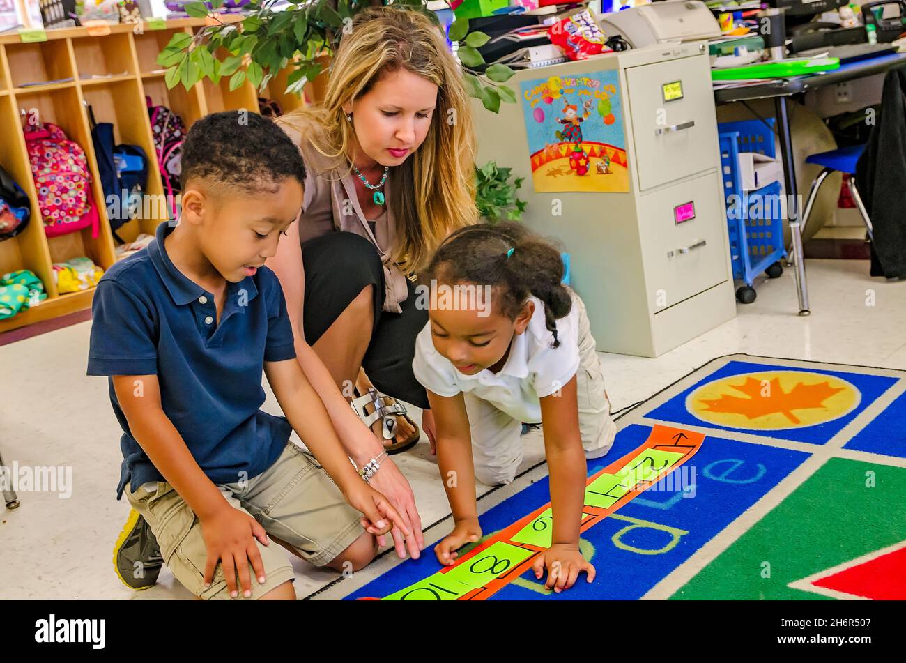 Une enseignante de pré-maternelle aide ses élèves à organiser des numéros par twos, le 18 mai 2012, à Columbus, Mississippi.(Photo de Carmen K. Sisson/Cloudybright Banque D'Images