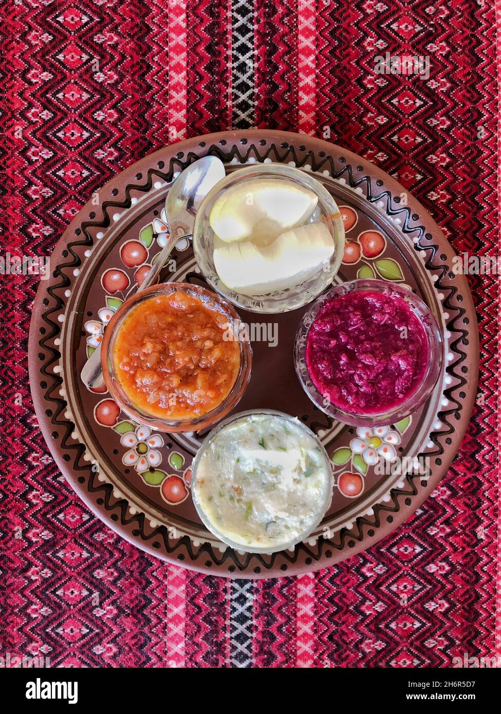 Variété de hors-d'œuvre traditionnellement servis en Ukraine Banque D'Images