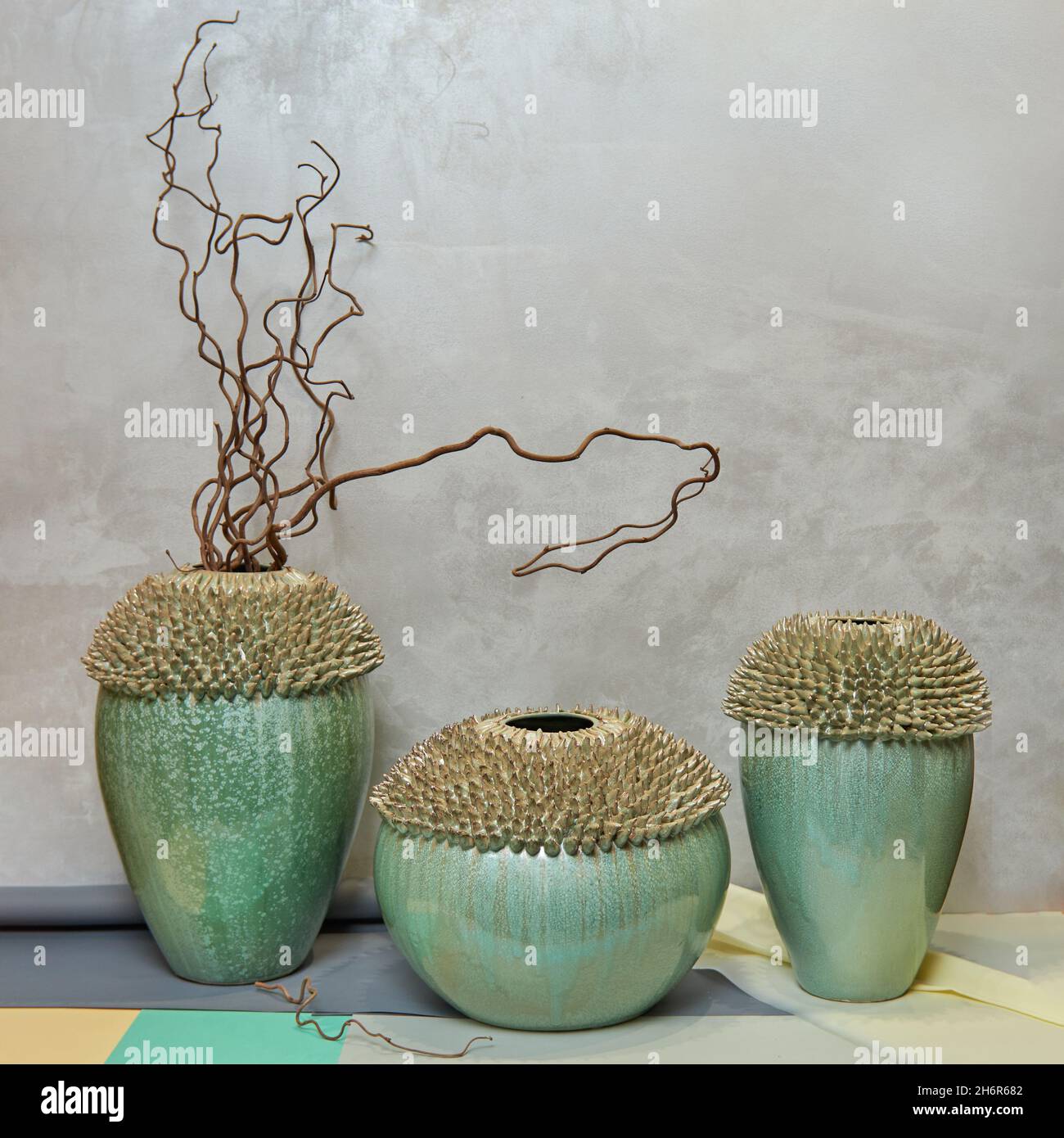 Vase en céramique décoratif.Belle disposition florale de l'af plante artificielle dans pot de fleur sur table en marbre gris clair.Design intérieur élégant Banque D'Images