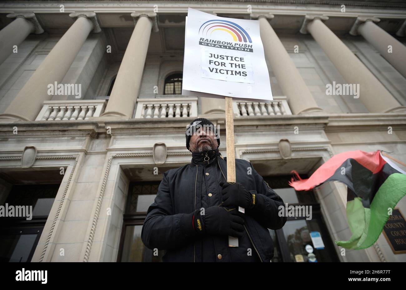 Kenosha, Wisconsin, États-Unis.17 novembre 2021.L'évêque Tavis Grant détient une pancarte près des portes du palais de justice du comté de Kenosha, à Kenosha, Wisconsin, le mercredi 17 novembre 2021.(Credit image: © Sean Krajacic/The Kenosha News-POOL via ZUMA Press Wire) Banque D'Images