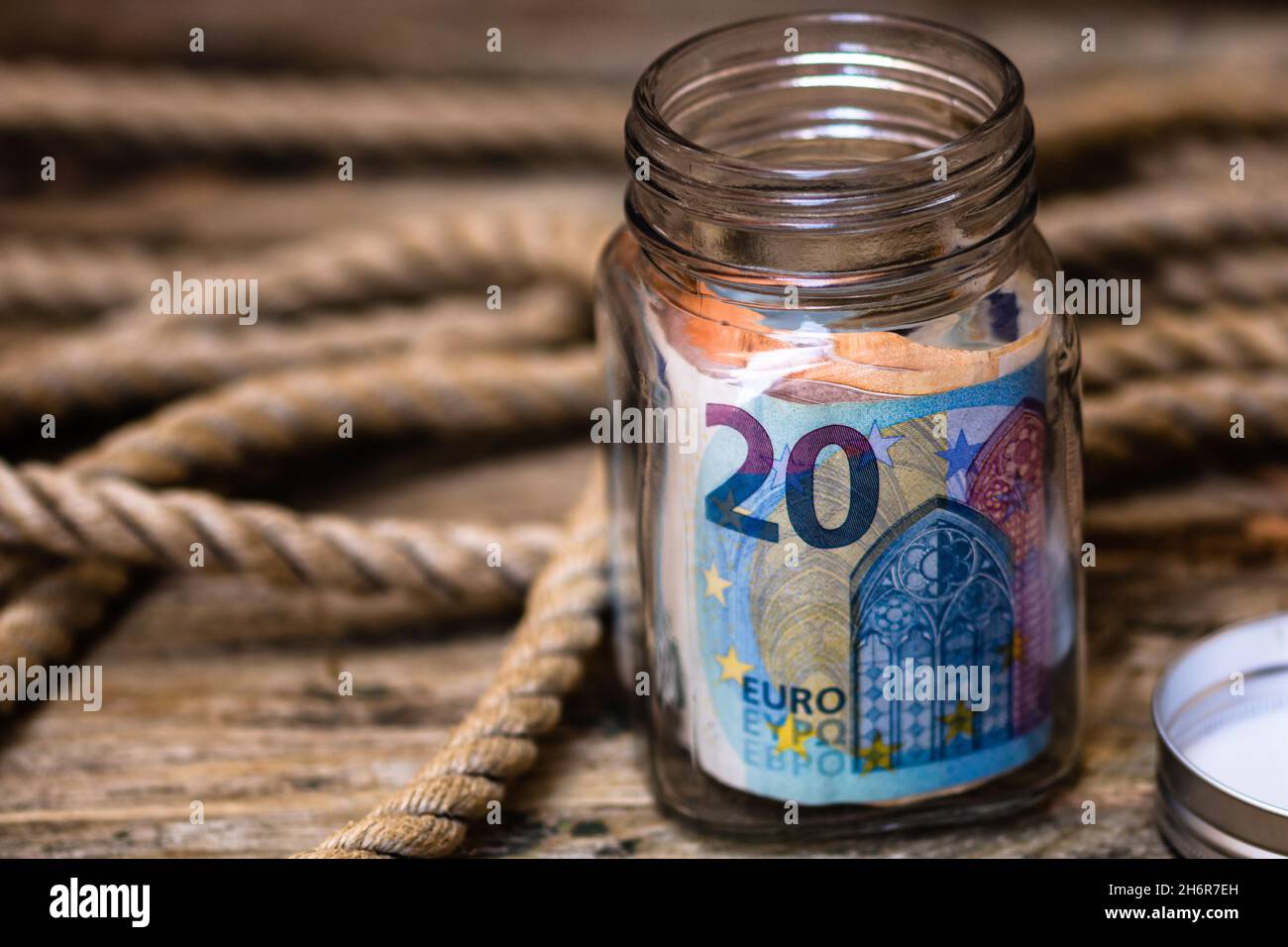 Gros plan des billets de banque dans un pot en verre avec texte voiture neuve.Concept d'investissement et de conservation de l'argent Banque D'Images