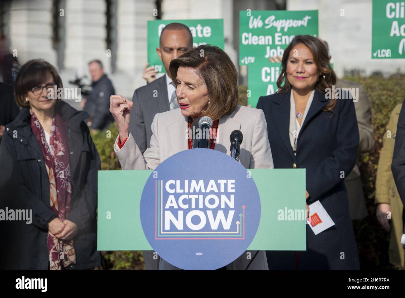 La Présidente de la Chambre des représentants des États-Unis Nancy Pelosi (démocrate de la Californie) fait des remarques lors d'une conférence de presse sur les investissements dans le climat et dans la construction itâs, au Capitole des États-Unis à Washington, DC, Etats-Unis, le mercredi 17 novembre,2021. Photo de Rod Lamkey / CNP/ABACAPRESS.COM Banque D'Images