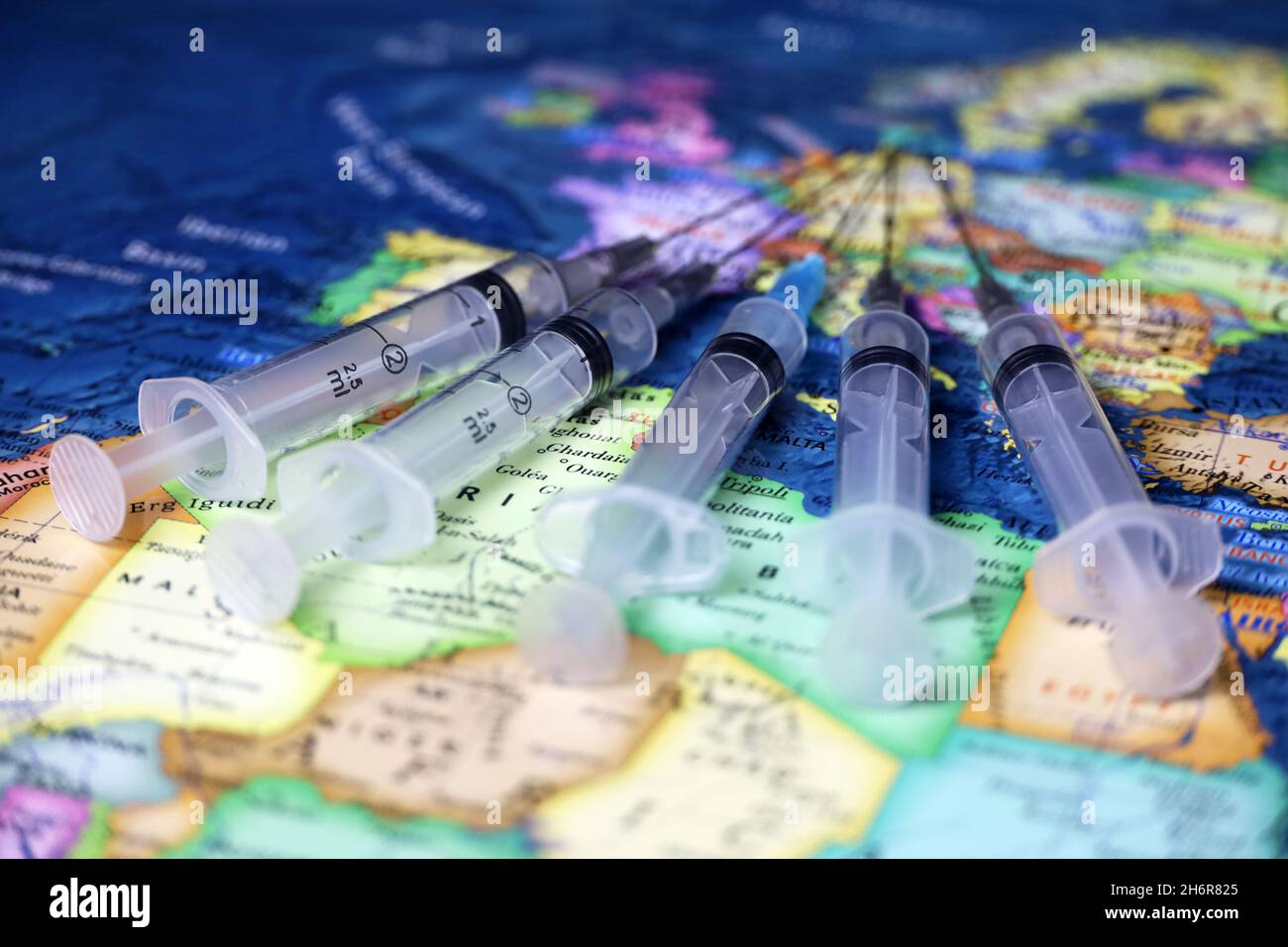 Seringues sur la carte de l'Europe et de l'Afrique du Nord, sélection. Concept de vaccination dans les pays de l'UE pendant la pandémie de Covid-19 Banque D'Images