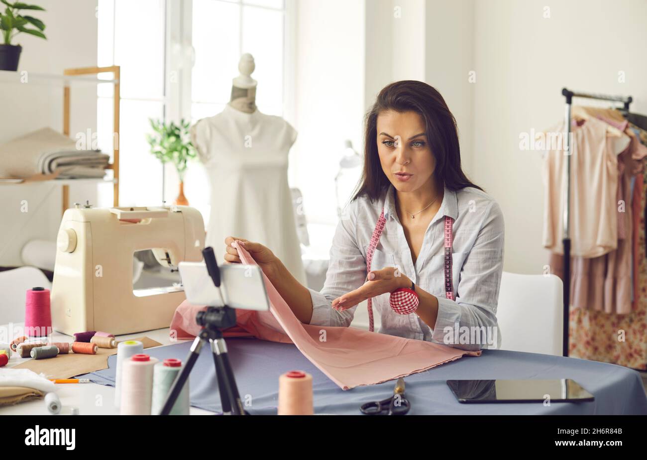 Les couturiers qualifiés enregistre le cours de conception de vêtements en ligne, la vidéo pour blog ou la classe de maître de couture. Banque D'Images