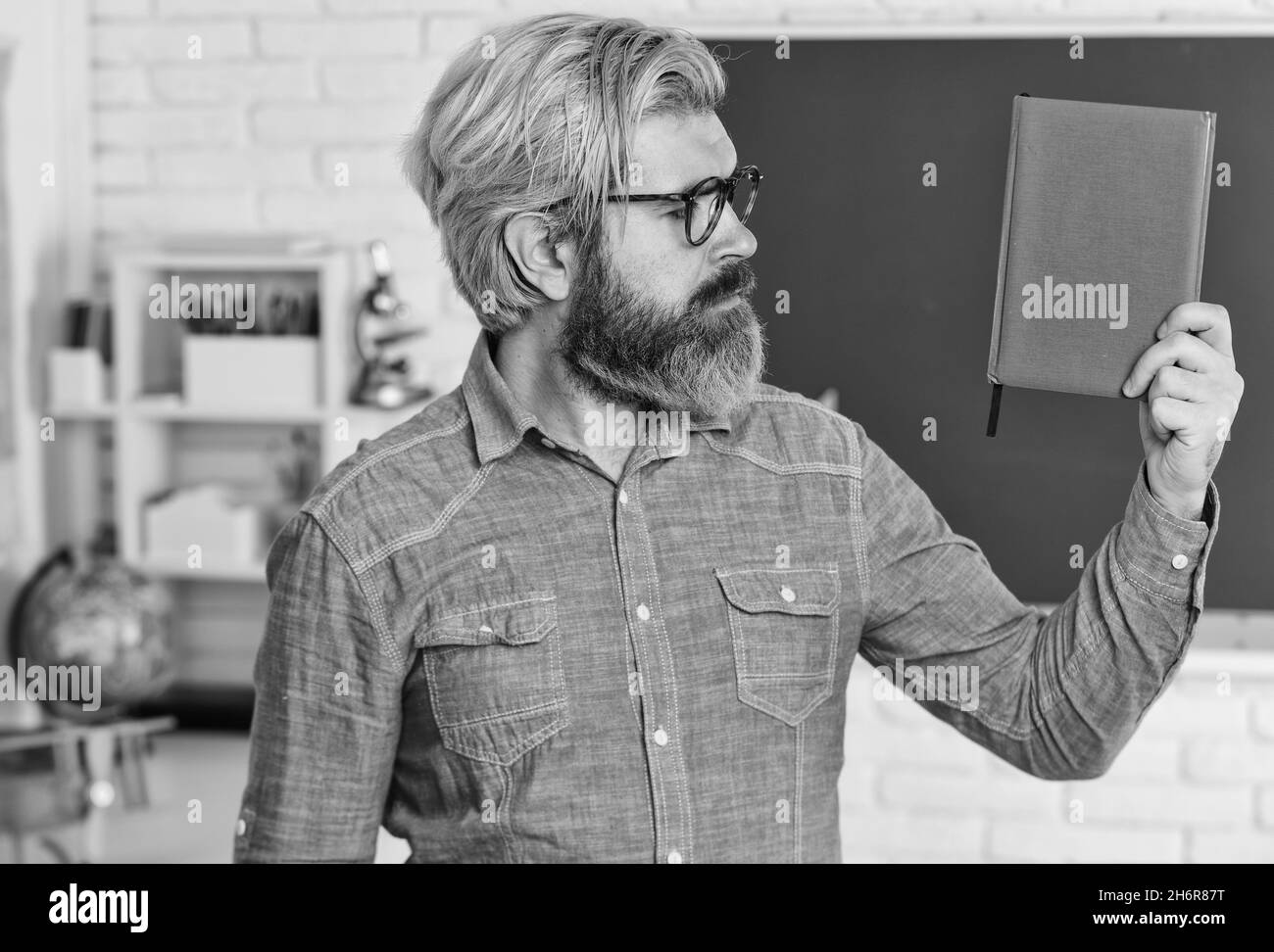 notion de persistance. utiliser le carnet ou le livre. retour à l'école. littérature et apprentissage de la langue. enseignant strict dans les lunettes. vérification de l'enseignant connaissances. sont Banque D'Images