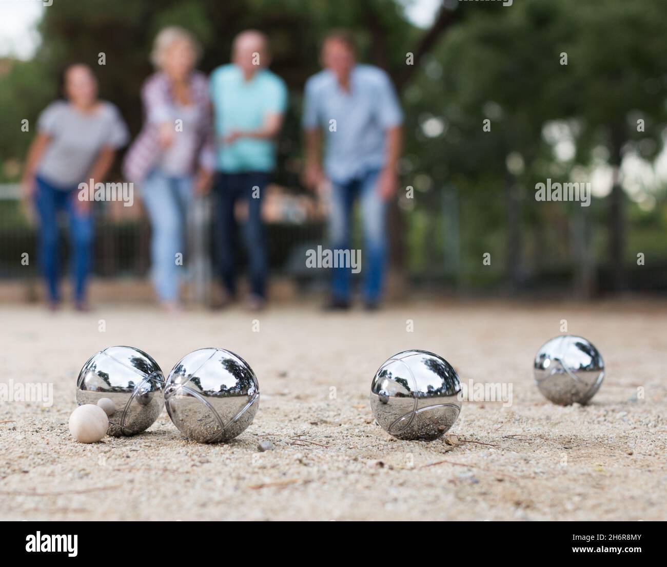 Hommes et femmes jouant à la pétanque Banque D'Images