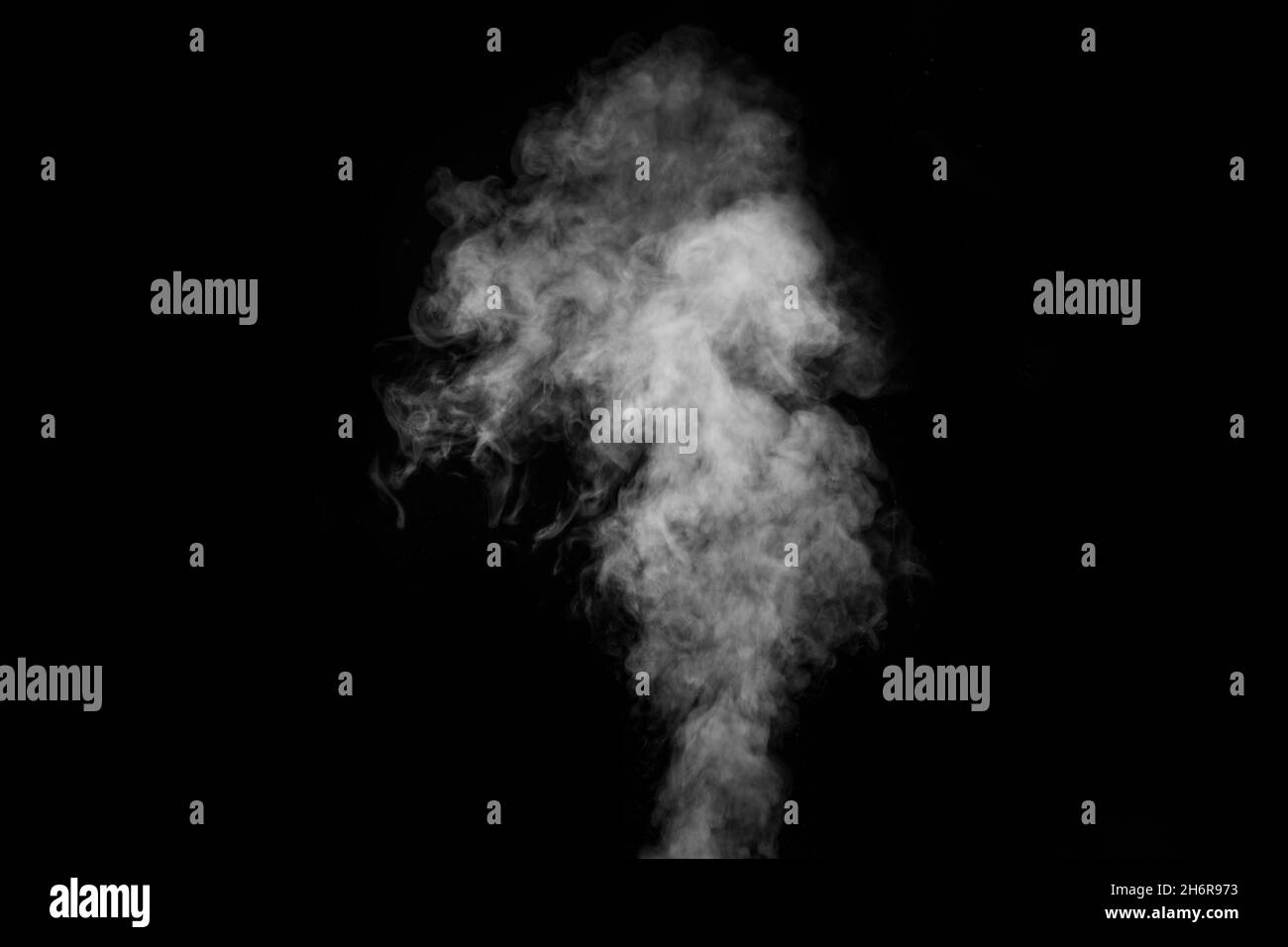 Fragment de fumée à la vapeur chaude et blanche isolée sur un fond noir, gros plan.arrière-plan abstrait, élément design. Banque D'Images