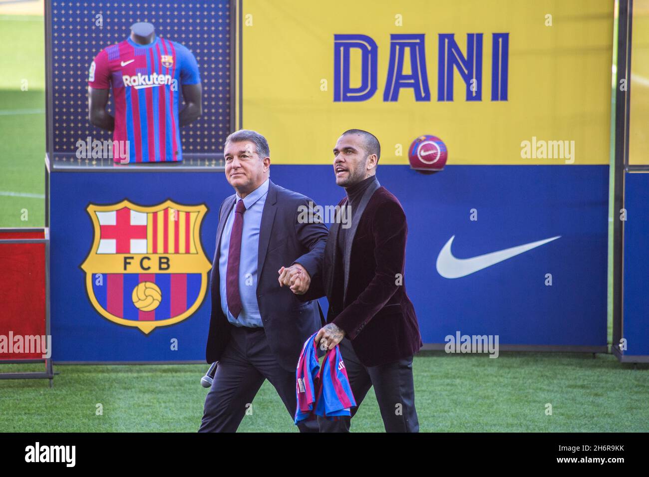 Barcelone, Espagne.17 novembre 2021.Joan Laporta, présidente du FC Barcelone et Daniel Alves vu dans sa présentation.Dani Alves exposé sur son retour au FC Barcelone.Crédit : SOPA Images Limited/Alamy Live News Banque D'Images