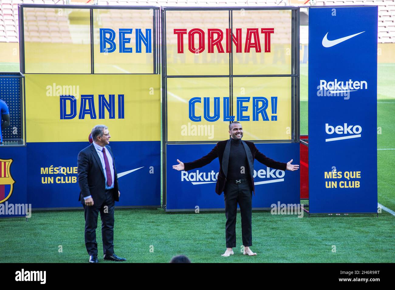 Barcelone, Espagne.17 novembre 2021.Joan Laporta, présidente du FC Barcelone et Daniel Alves vu dans sa présentation.Dani Alves exposé sur son retour au FC Barcelone.(Photo de Thiago Prudencio/SOPA Images/Sipa USA) crédit: SIPA USA/Alay Live News Banque D'Images