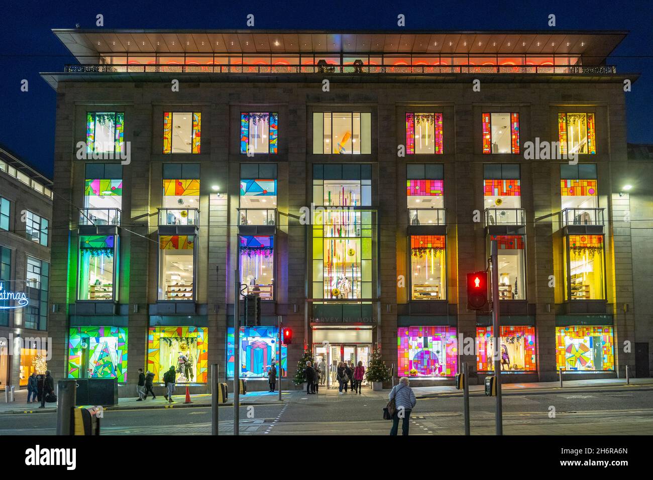 Edinburgh, Écosse, Royaume-Uni.17 novembre 2021.Lumières et décorations de Noël vues la nuit dans le centre-ville d'Édimbourg.Photo; vitrine colorée dans le magasin Harvey Nichols.Iain Masterton/Alay Live News. Banque D'Images