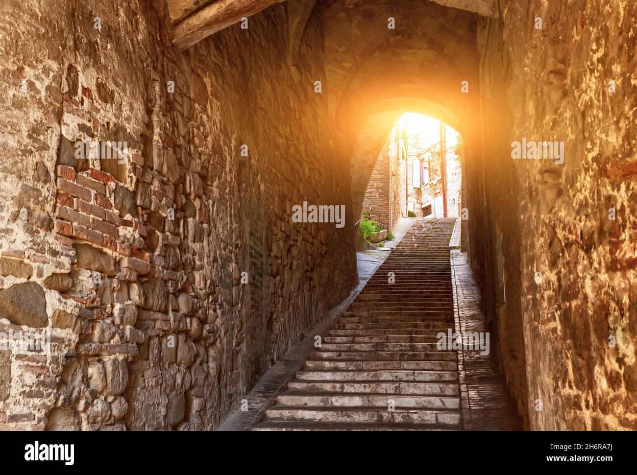 Pérouse, Ombrie, Italie.Août 2021.Une charmante allée avec voûtes voûtées nous mène vers le haut d'un escalier au coeur du centre historique. Banque D'Images