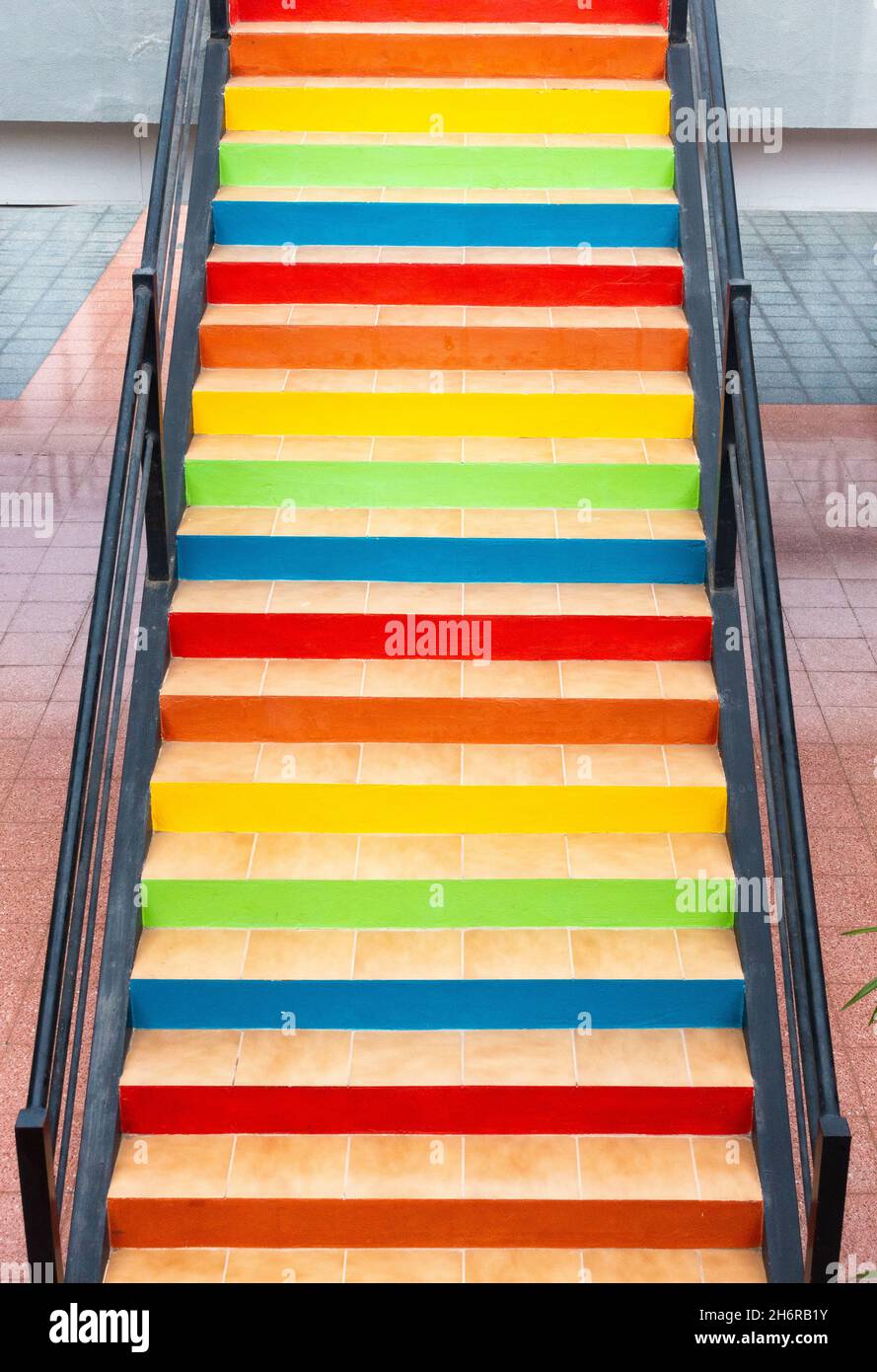 Escaliers colorés arc-en-ciel, escaliers dans le centre commercial sur Gran Canaria Banque D'Images