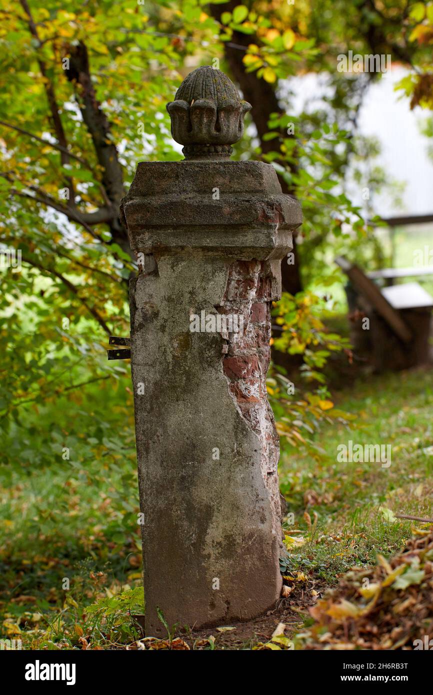 Chanfretwork sur colonne vase sur colonne en briques rouges jardin avec de grands peupliers et un vase en marbre placé sur un pilier en brique de terre cuite Banque D'Images