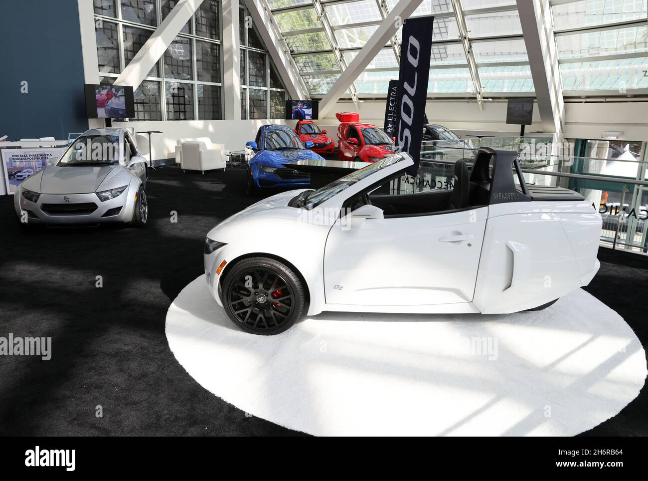 Les véhicules Electra Meccanica Solo sont exposés lors du salon DE l'auto la 2021 à Los Angeles, Californie, États-Unis, le 17 novembre 2021.REUTERS/Mike Blake Banque D'Images