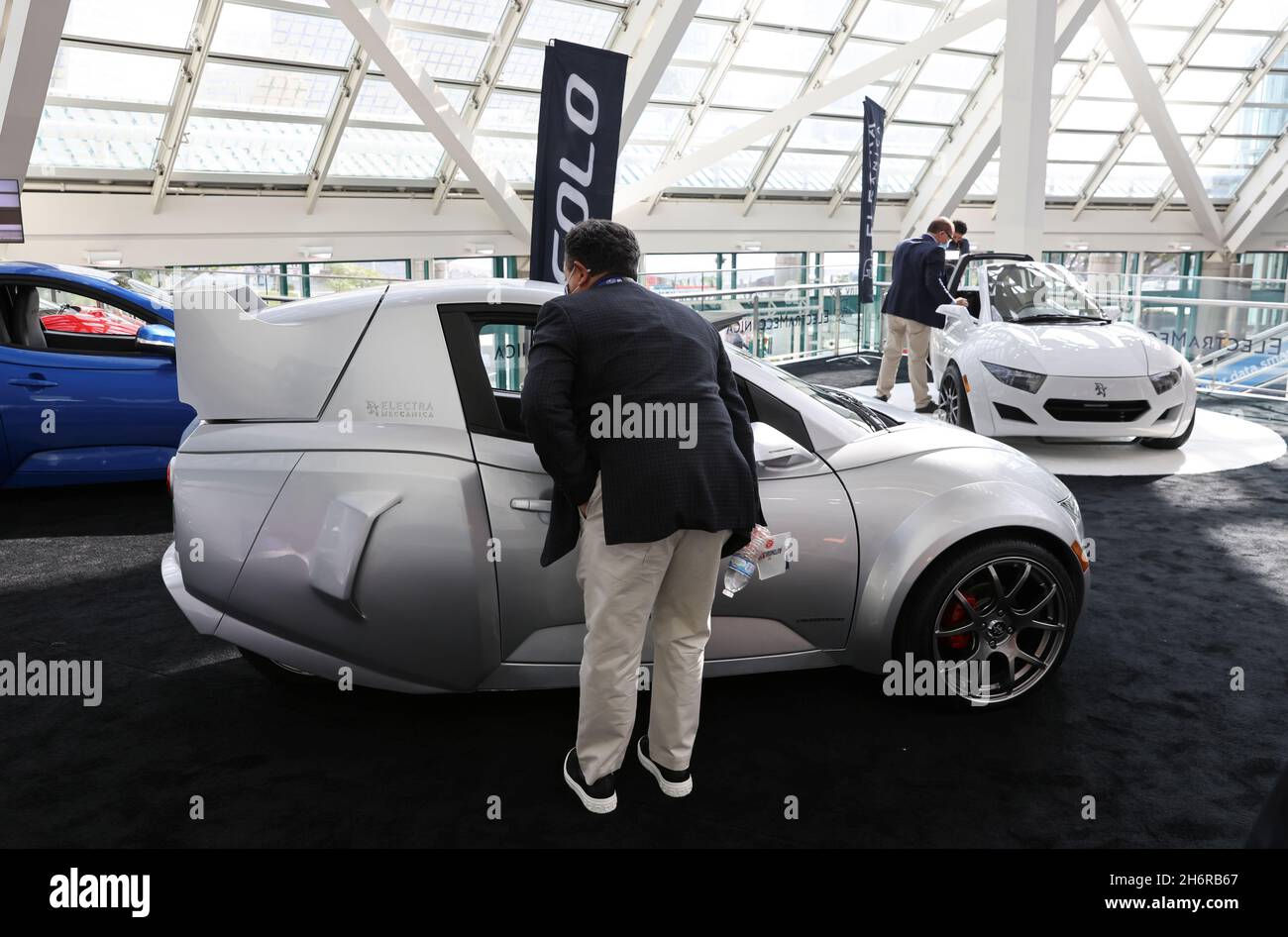 Les véhicules Electra Meccanica Solo sont exposés lors du salon DE l'auto la 2021 à Los Angeles, Californie, États-Unis, le 17 novembre 2021.REUTERS/Mike Blake Banque D'Images