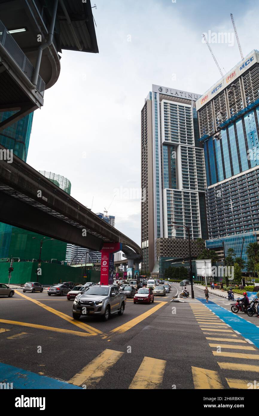 Kuala Lumpur, Malaisie - 25 novembre 2019 : vue verticale sur la rue du centre-ville de Kuala Lumpur avec les gens ordinaires et les voitures Banque D'Images