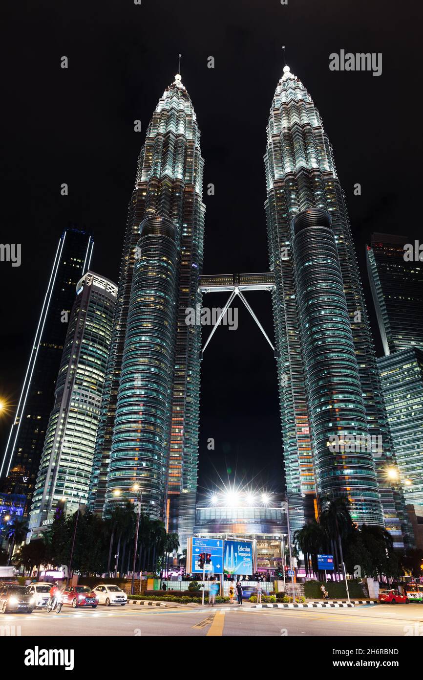 Kuala Lumpur, Malaisie - 28 novembre 2019 : vue verticale sur la rue du centre-ville de Kuala Lumpur avec Petronas Twin Towers la nuit Banque D'Images