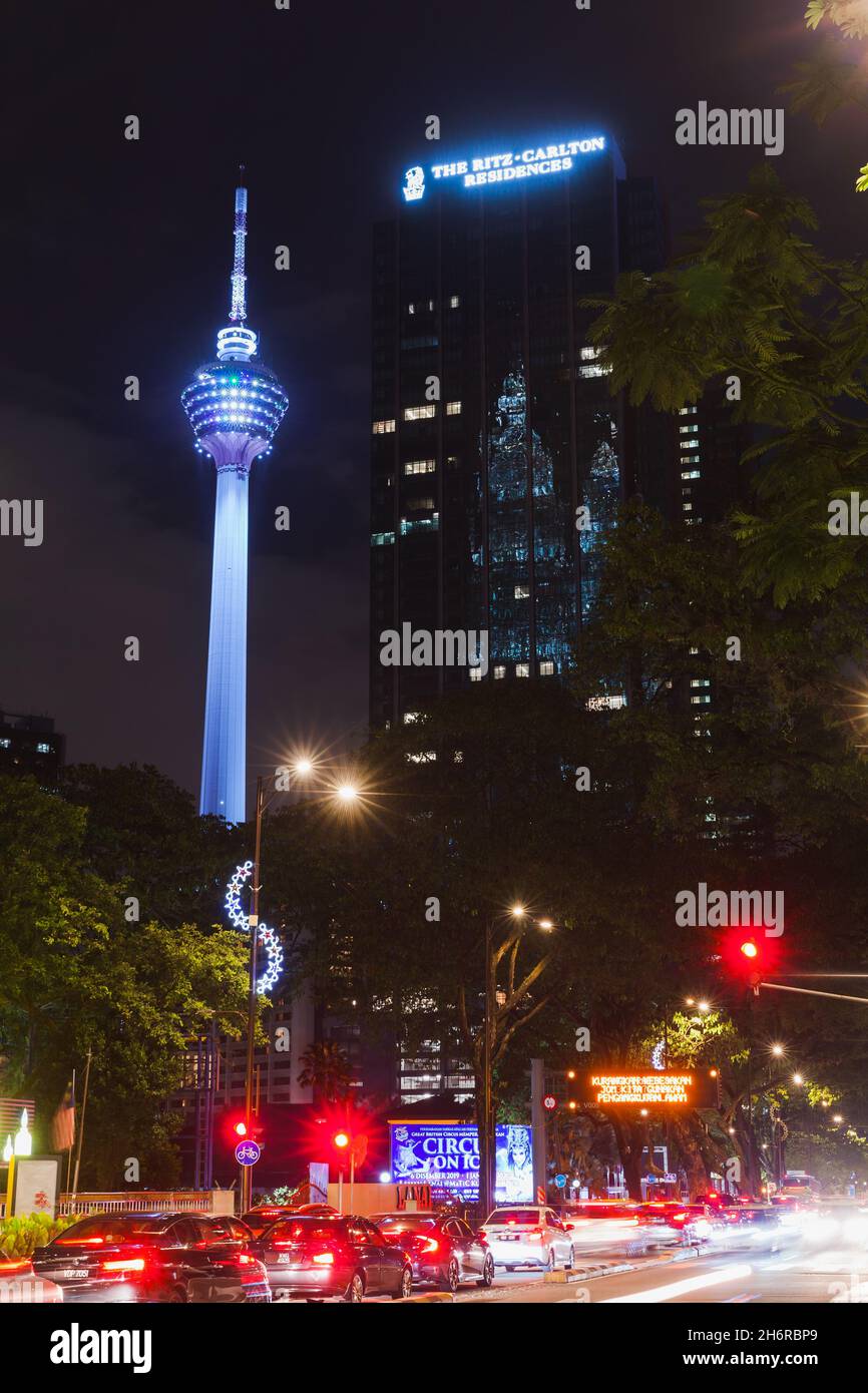 Kuala Lumpur, Malaisie - 28 novembre 2019 : photo de rue du centre-ville de Kuala Lumpur avec la Tour de Kuala Lumpur la nuit Banque D'Images