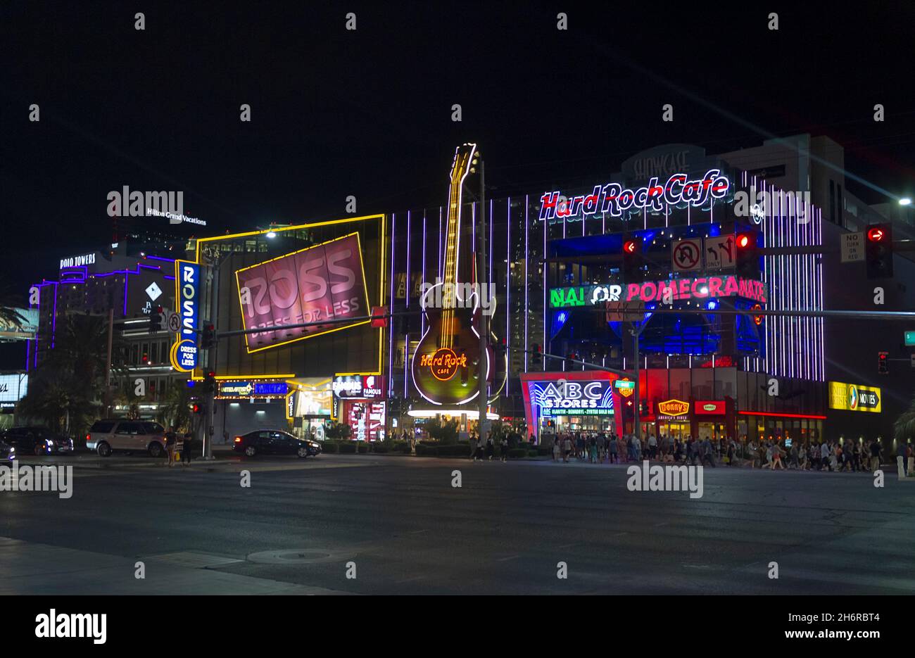 Las Vegas, NV, États-Unis - 30 août 2017.Les personnes qui marchent dans le Strip de Las Vegas en face du Hard Rock Cafe. Banque D'Images