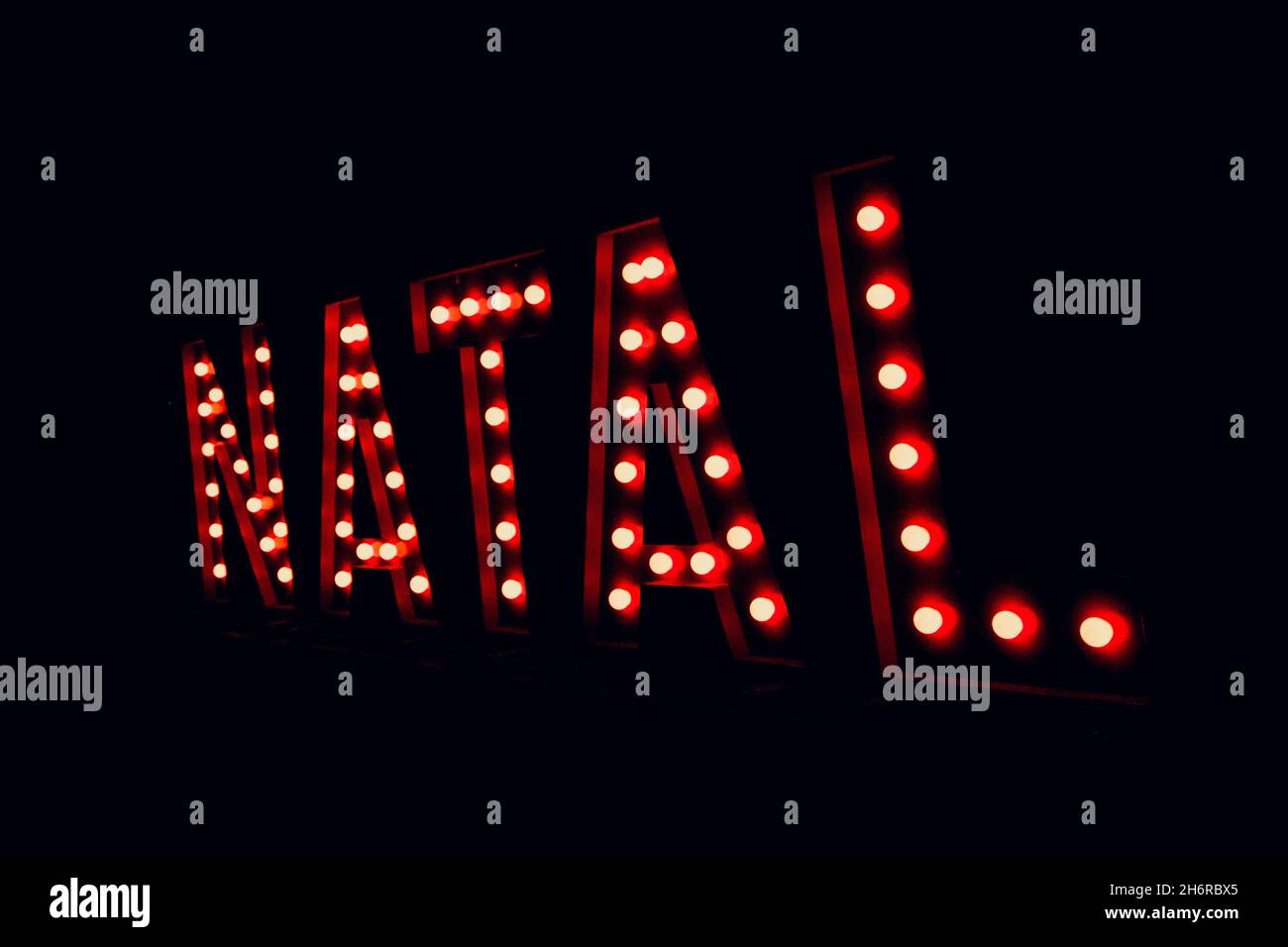 Noël écrit en portugais en 3D rouge lumières.Arrière-plan 3D de Noël. Banque D'Images