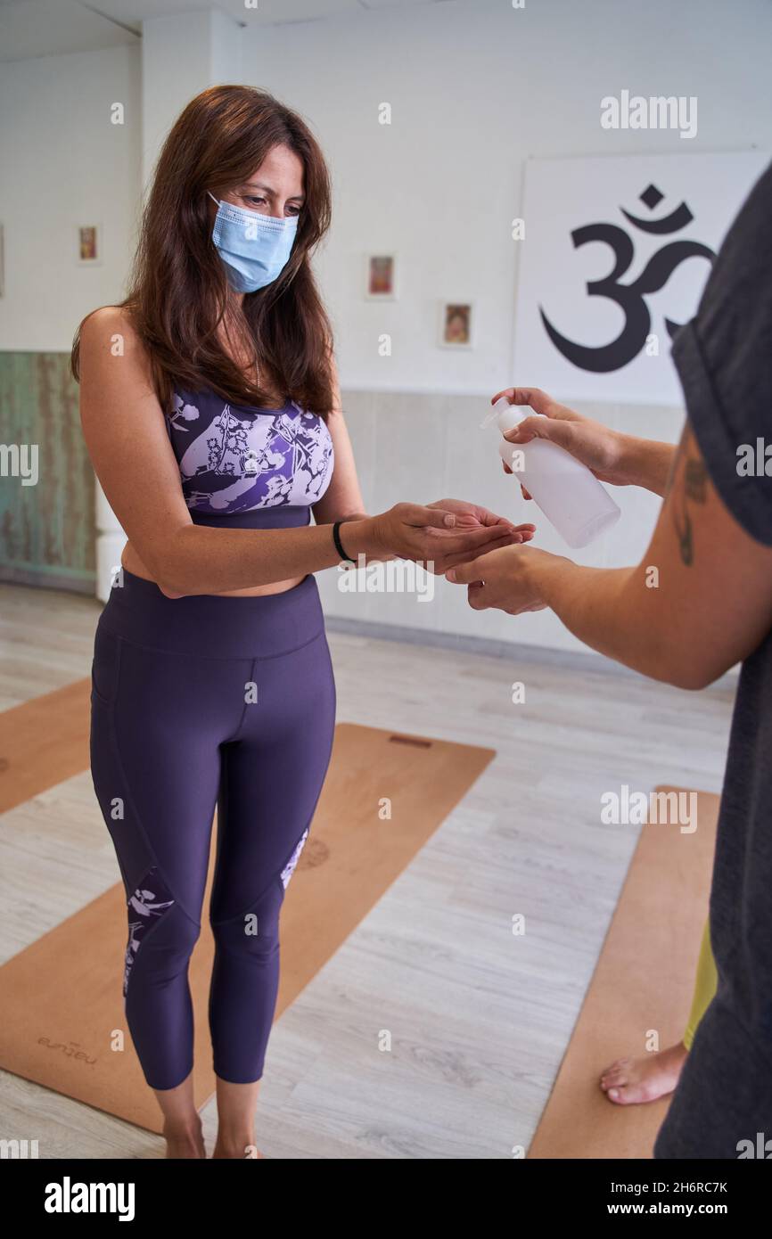 Femmes avec gel désinfectant à l'alcool contre le covid 19.Concept d'antiseptique, d'hygiène et de santé. Banque D'Images Femmes avec gel désinfectant à l'alcool contre le covid 19.Concept d'antiseptique, d'hygiène et de santé. Banque D'Images