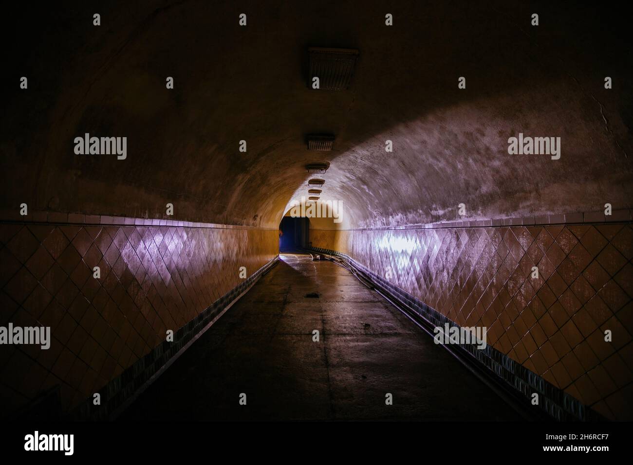 Station de métro abandonnée sombre et créepy. Banque D'Images