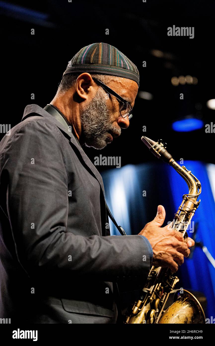 Milan Italie 16 novembre 2021 Kenny Garrett avec son groupe - Live at Blue Note Club © Andrea Ripamonti / Alay Banque D'Images Milan Italie 16 novembre 2021 Kenny Garrett avec son groupe - Live at Blue Note Club © Andrea Ripamonti / Alay Banque D'Images