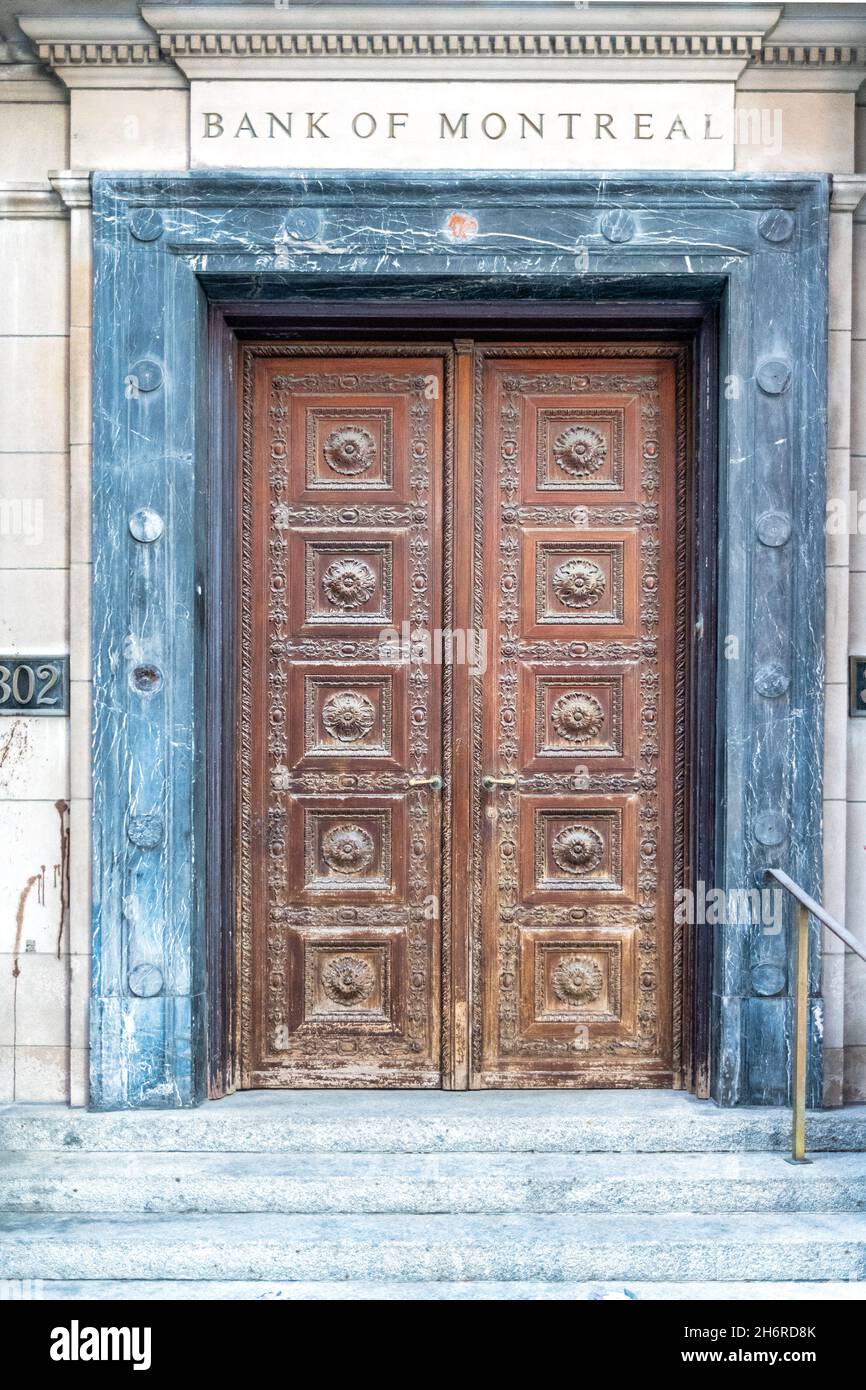 Porte d'entrée en bois de style colonial dans l'édifice du patrimoine « The  Trust of Bank of Montreal » à Toronto, Canada.17 novembre 2021 Photo Stock  - Alamy