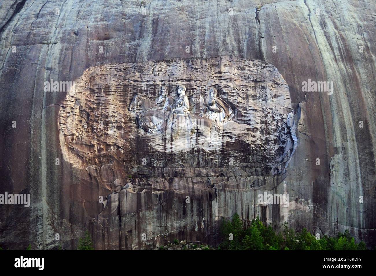 Sculpture controversée représentant trois dirigeants confédérés, Jefferson Davis, Robert E. Lee et Stonewall Jackson à Stone Mountain, GA, États-Unis. Banque D'Images