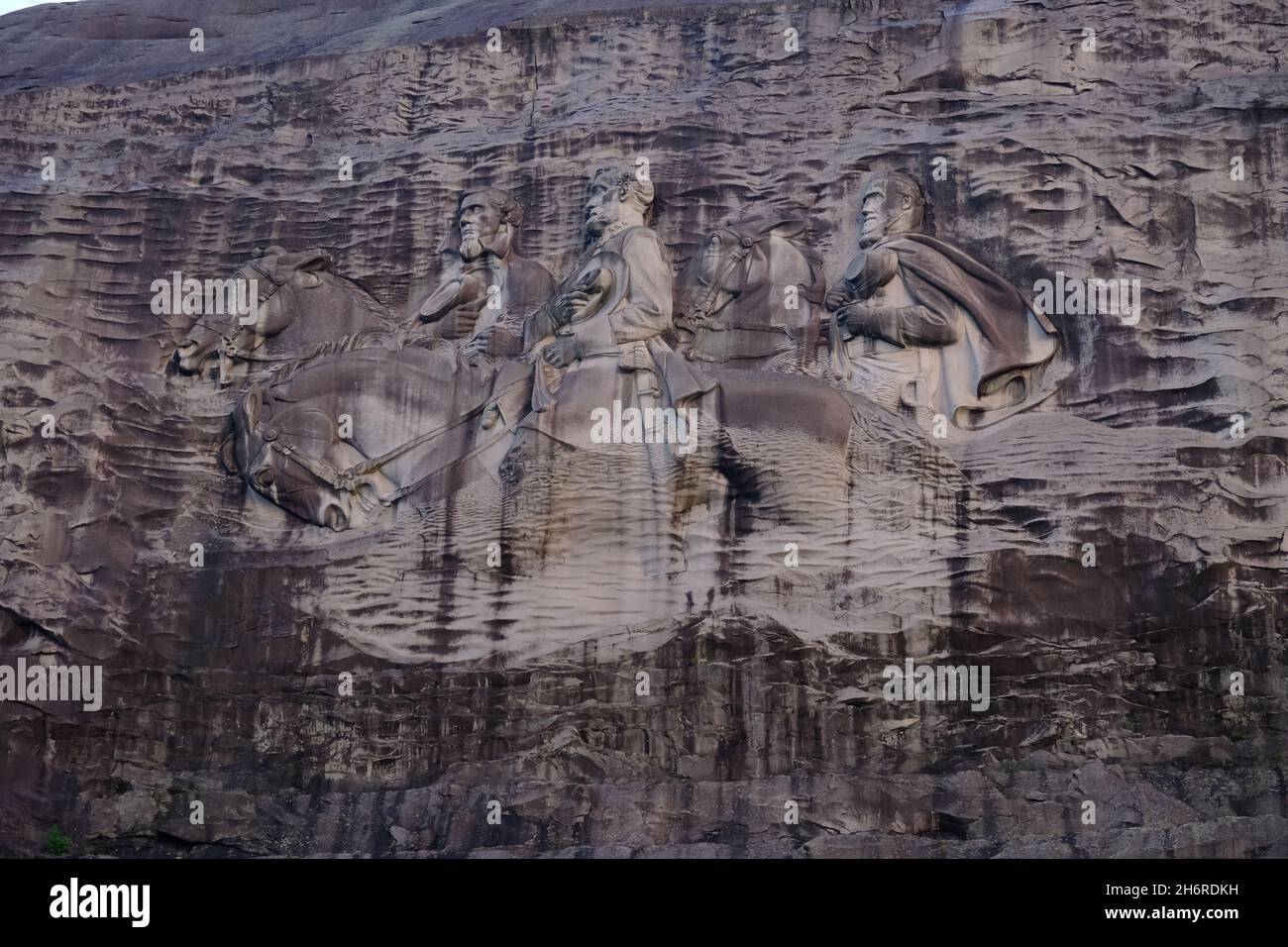 Sculpture controversée représentant trois dirigeants confédérés, Jefferson Davis, Robert E. Lee et Stonewall Jackson à Stone Mountain, GA, États-Unis. Banque D'Images