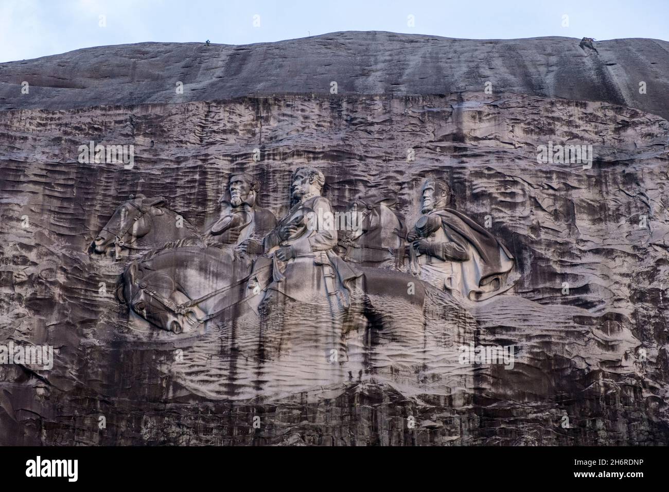 Sculpture controversée représentant trois dirigeants confédérés, Jefferson Davis, Robert E. Lee et Stonewall Jackson à Stone Mountain, GA, États-Unis. Banque D'Images