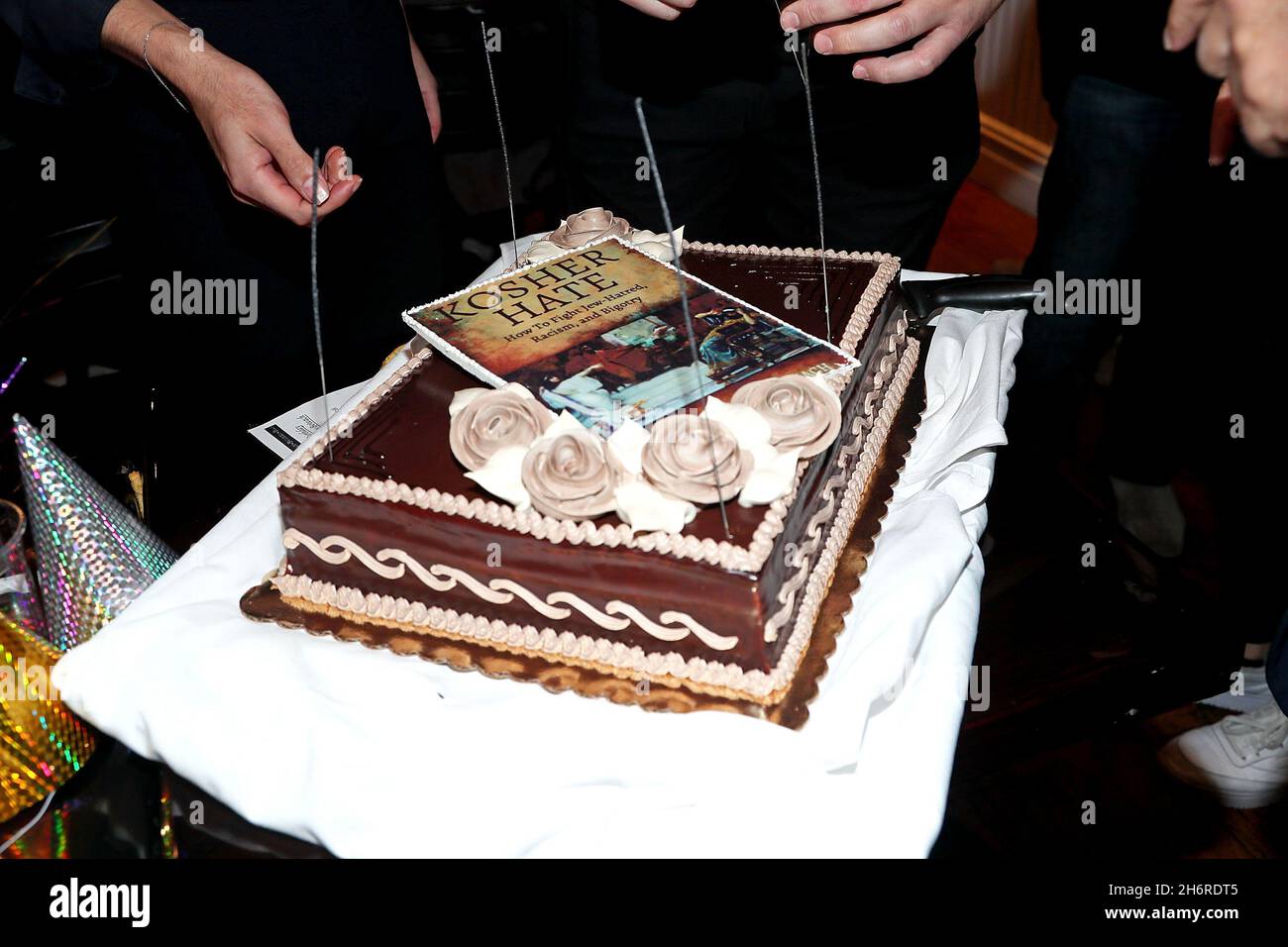 New York Ny Etats Unis 16 Novembre 21 Atmosphere Gateau D Anniversaire Au Lancement Du 35e Livre Du Rabbin Shmuley Boteach Koser Hate Au New Amsterdam Burger Bar Credit Steve Mack Alay Live News Photo