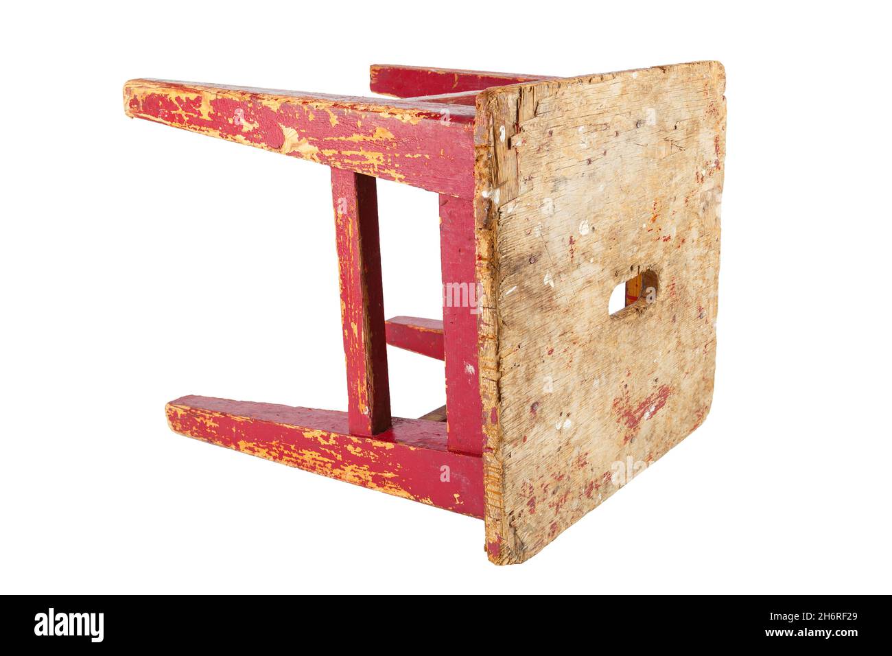 Vieux tabouret en bois avec peinture rouge qui s'écaille.Chaise de style loft isolée sur fond blanc. Banque D'Images