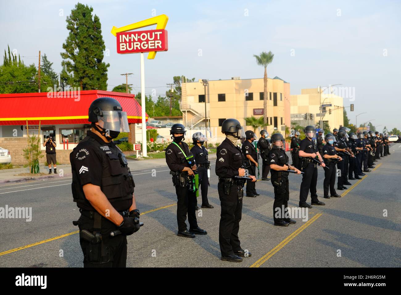 Tujunga, CA, États-Unis.31 août 2020.Des policiers du département de police de Los Angeles se tiennent sur Foothill Blvd. Entre deux groupes opposés après plusieurs altercations.Un rassemblement hebdomadaire pro-Trump a été rencontré par des manifestants opposés.Crédit : Rise Images/Alamy Banque D'Images