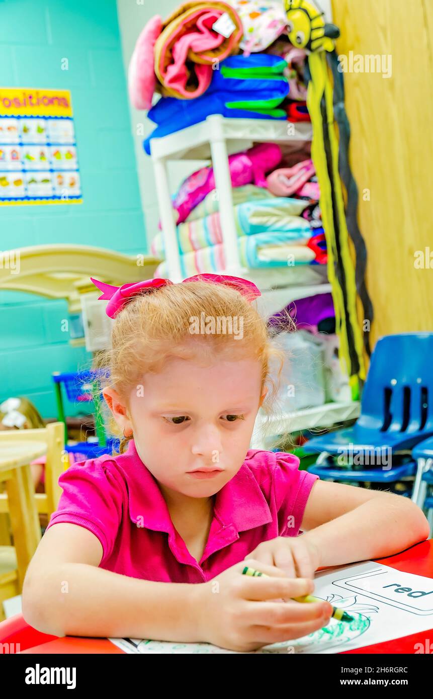 Un enfant colore une photo en classe, le 13 août 2012, à Columbus, Mississippi. Banque D'Images