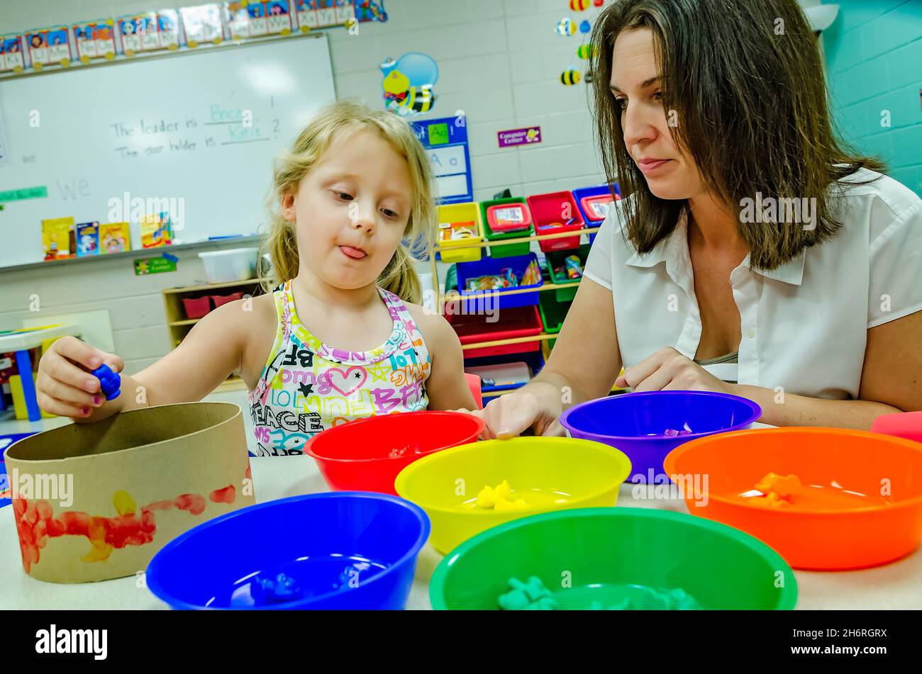 Un professeur de maternelle aide un élève à trier les formes colorées en bols colorés, le 13 août 2012, à Columbus, Mississippi.(Photo de Carmen K. Sisso Banque D'Images