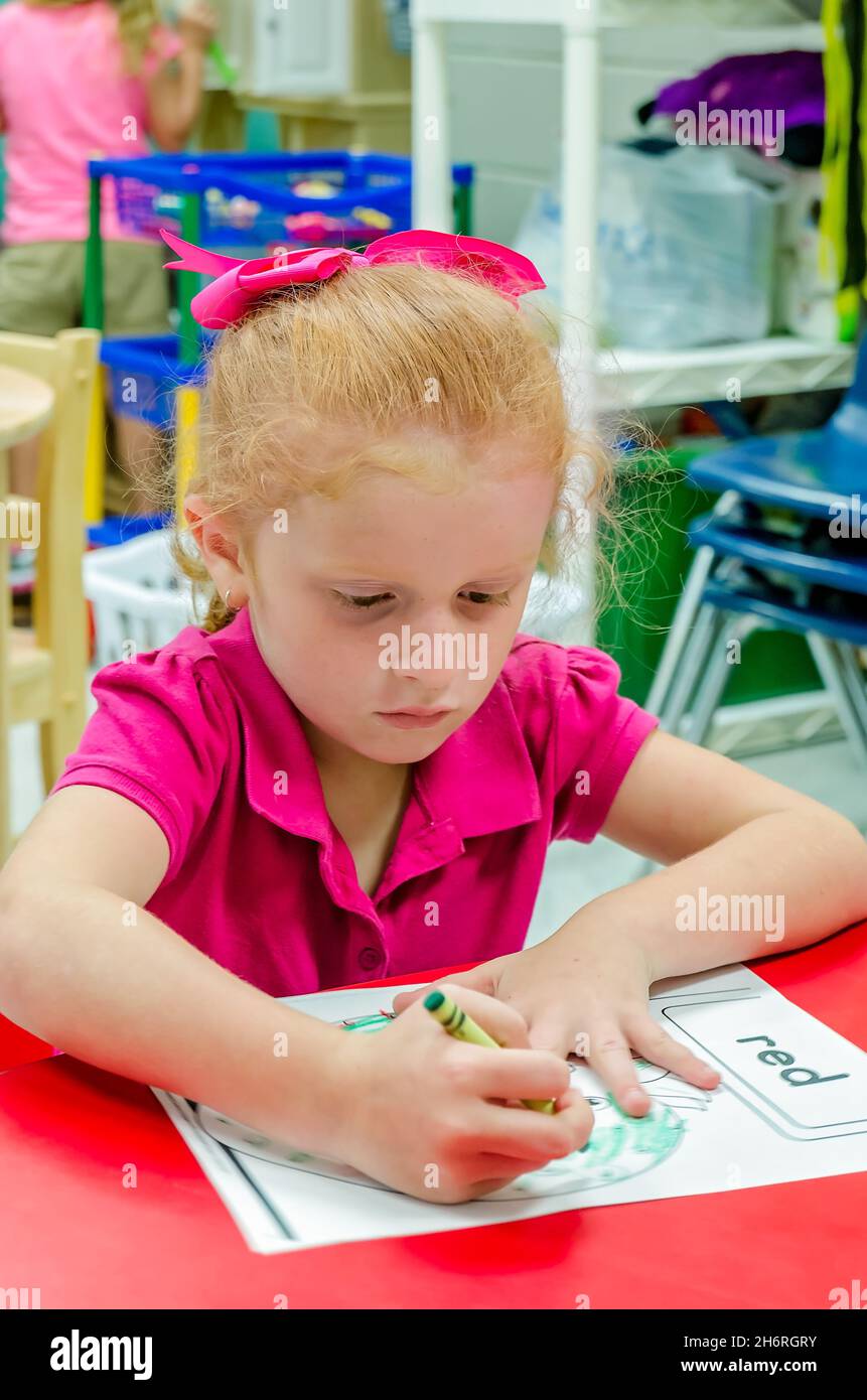 Un enfant colore une photo en classe, le 13 août 2012, à Columbus, Mississippi. Banque D'Images