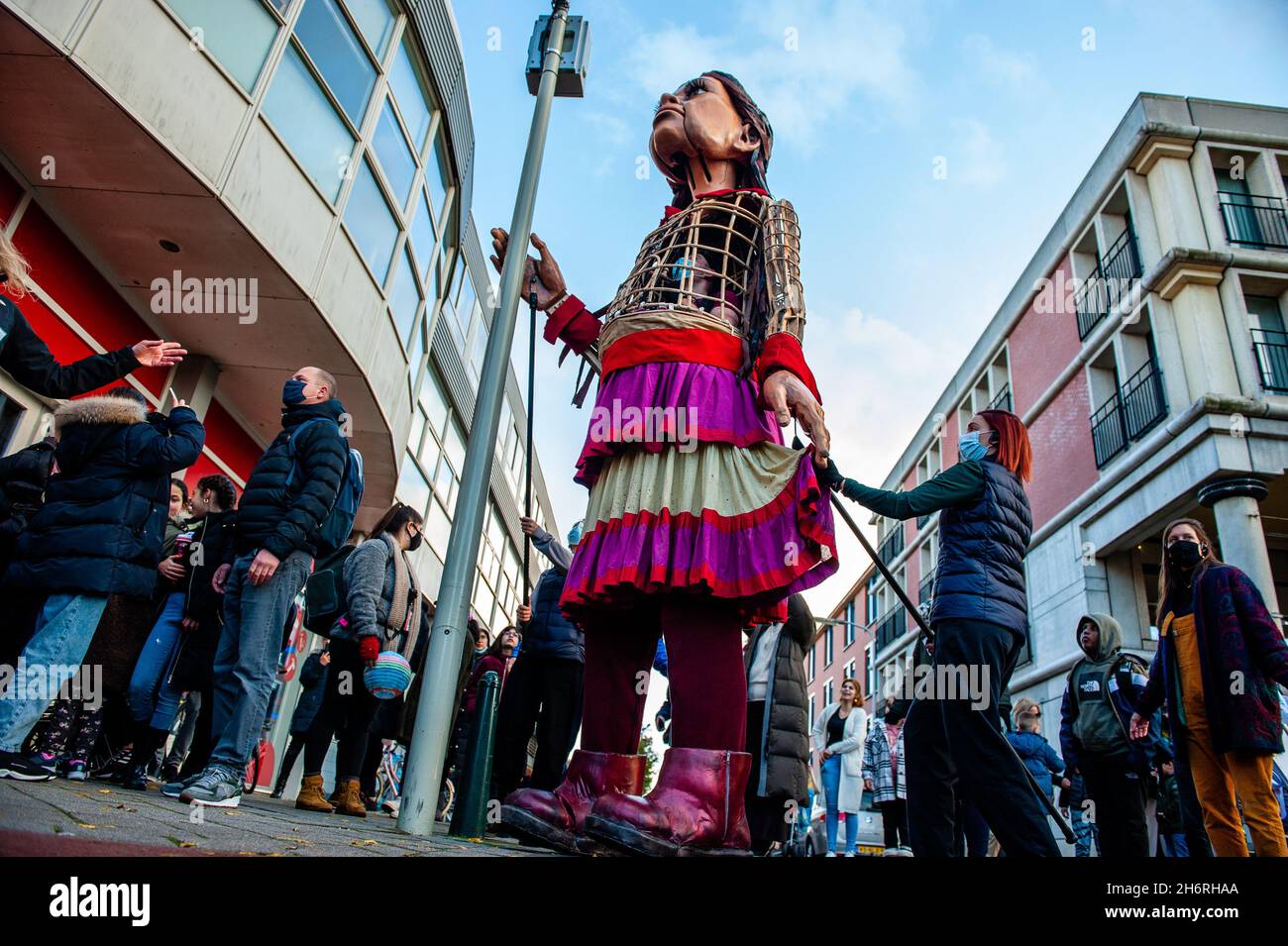 La marionnette géante Little Amal vue vers le haut.Amare, un nouveau centre culturel au centre de la Haye, a organisé dans le cadre de son « Open Festival », la visite de la marionnette géante « Little Amal », une jeune fille réfugiée syrienne de neuf ans et plus de 11 mètres de haut au théâtre « de Vaillant »,Connue pour sa diversité culturelle et dans le but d'accroître la participation culturelle de tous les habitants de la Haye.De là, le petit Amal accompagné d'enfants a marché et joué autour du quartier.(Photo par Ana Fernandez/SOPA Images/Sipa USA) Banque D'Images