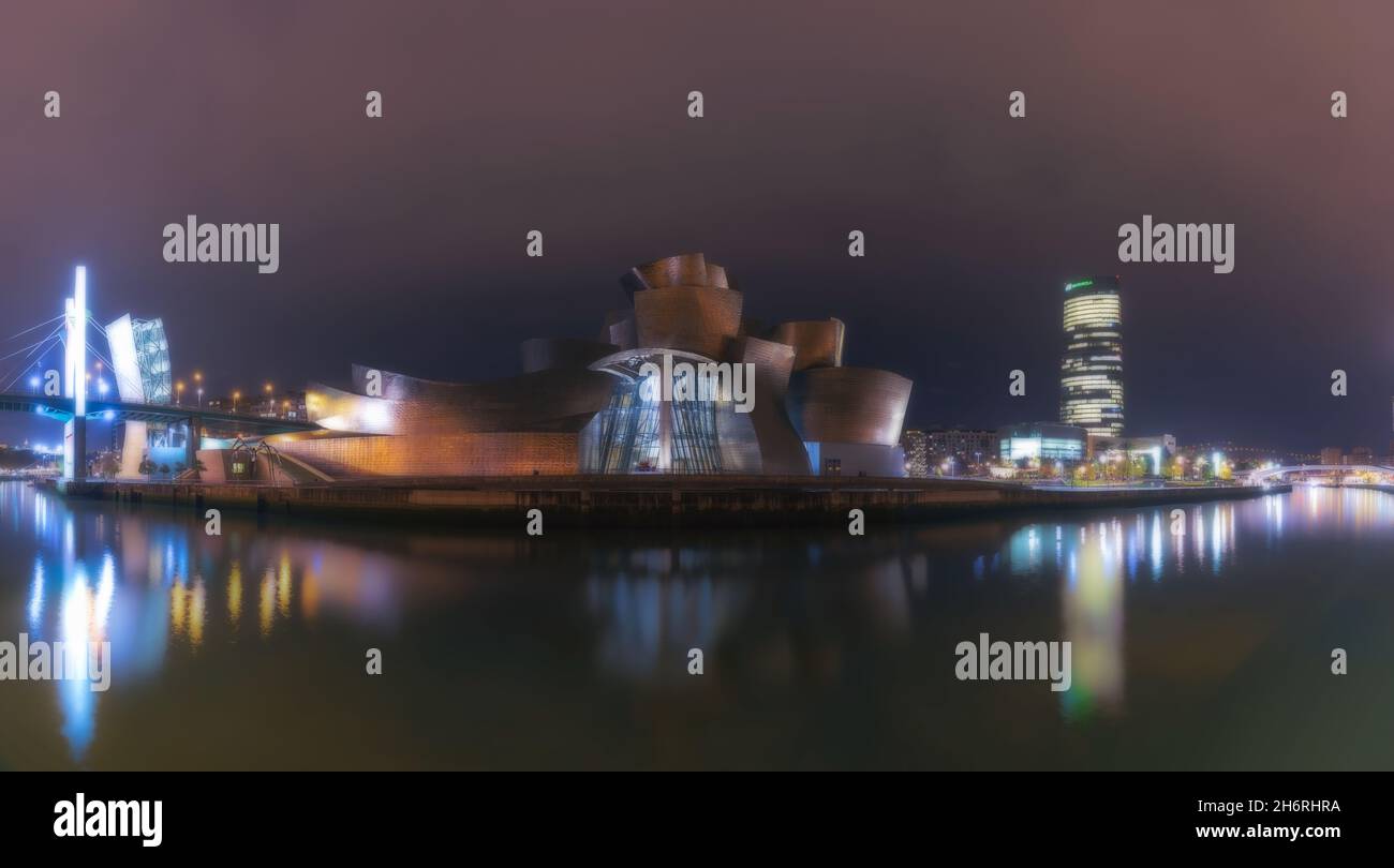 le musée gugenheim de bibao est panoramique la nuit de l'autre côté de la rivière Banque D'Images