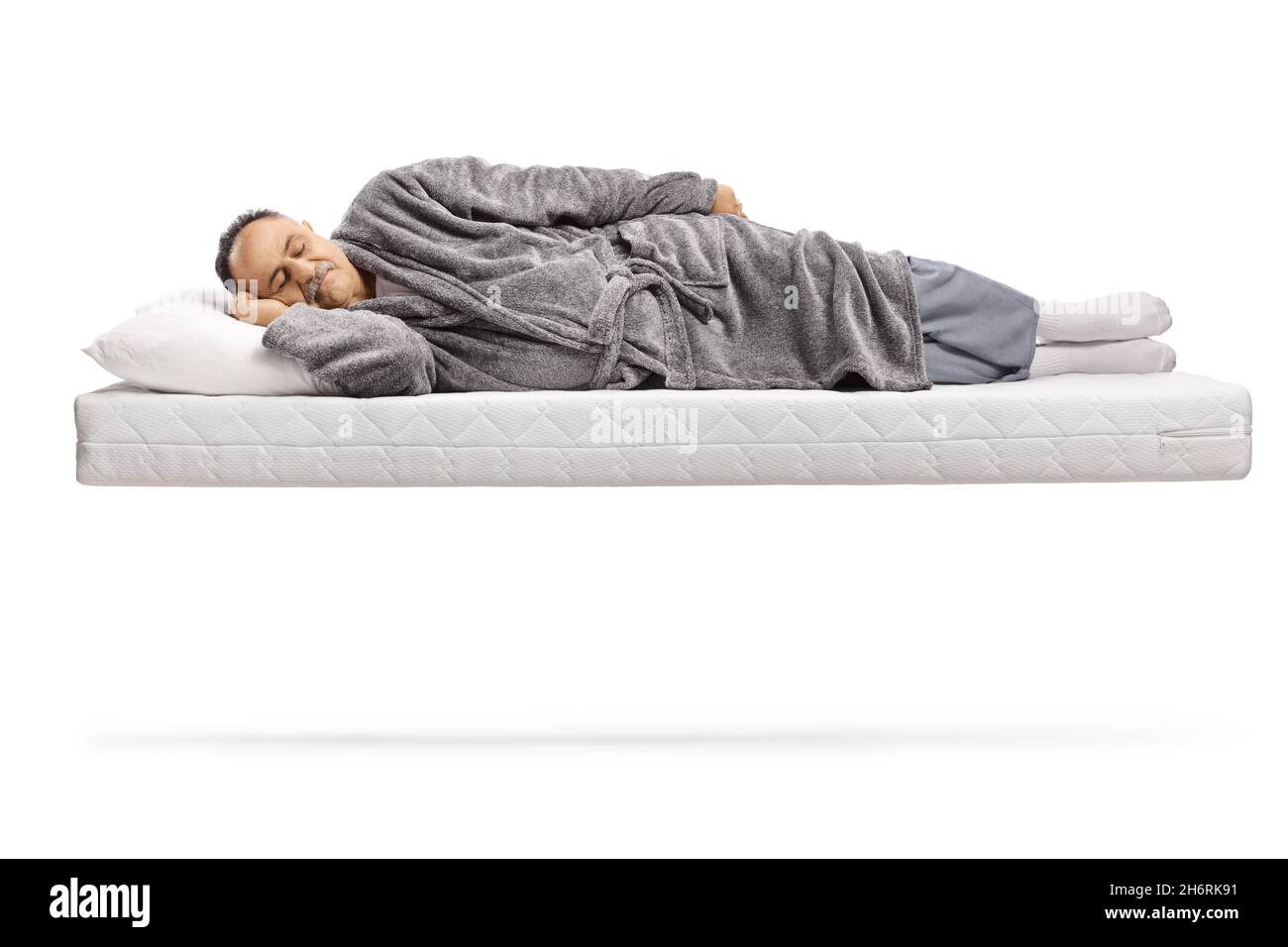 Homme mature dormant sur un matelas et flottant isolé sur fond blanc Photo  Stock - Alamy