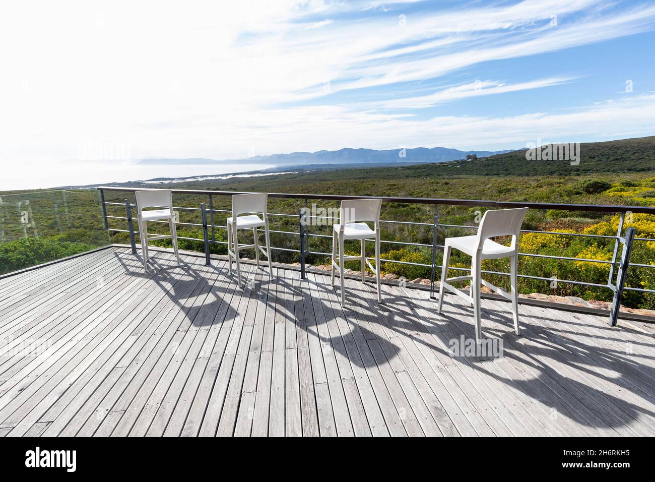 Une terrasse donnant sur un paysage de fynbos arbustives vertes Banque D'Images